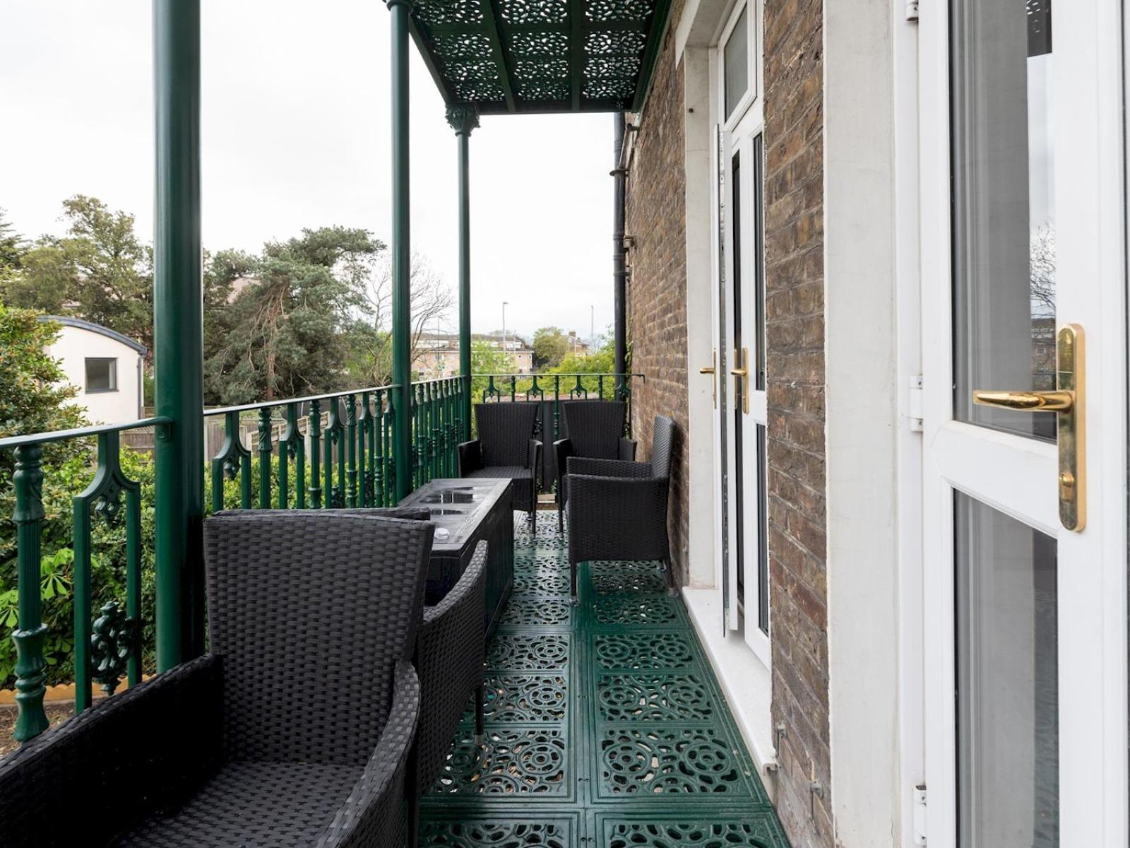 Pass The Keys Elegant 4br House Parking Garden Library * London