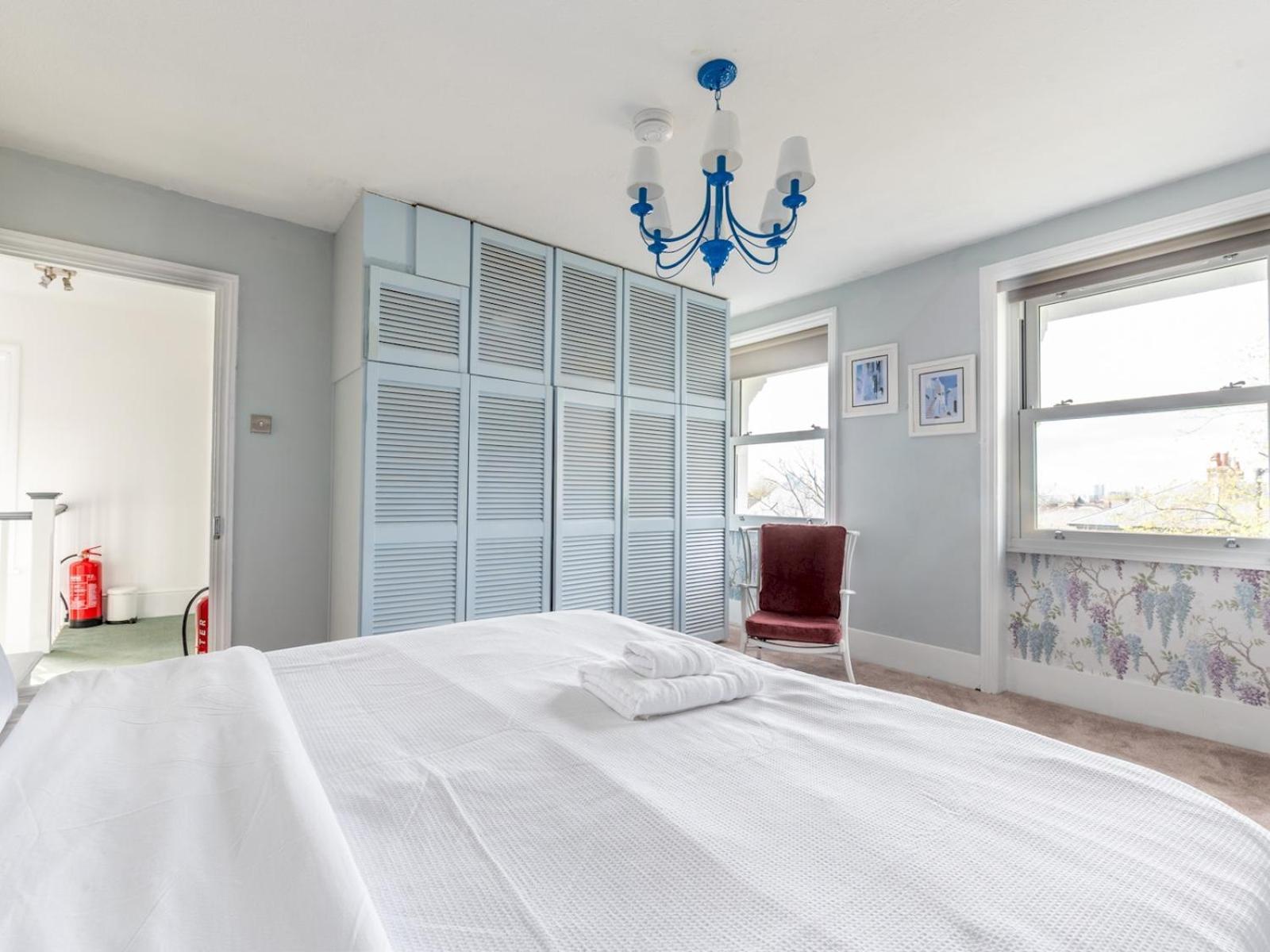 Ferienhaus Pass The Keys Elegant 4br House Parking Garden Library London